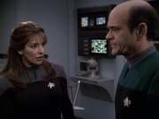 extant_StarTrek_VOY_6x24-LifeLine_02841.jpg