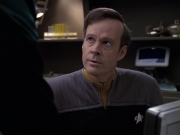 extant_StarTrek_VOY_6x24-LifeLine_02885.jpg