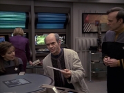 extant_StarTrek_VOY_6x24-LifeLine_02906.jpg