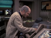 extant_StarTrek_VOY_6x24-LifeLine_03032.jpg
