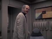 extant_StarTrek_VOY_6x24-LifeLine_03252.jpg
