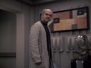 extant_StarTrek_VOY_6x24-LifeLine_03254.jpg