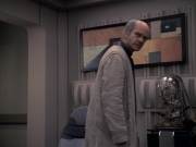 extant_StarTrek_VOY_6x24-LifeLine_03255.jpg