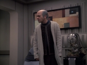 extant_StarTrek_VOY_6x24-LifeLine_03258.jpg