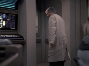 extant_StarTrek_VOY_6x24-LifeLine_03264.jpg