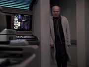 extant_StarTrek_VOY_6x24-LifeLine_03266.jpg