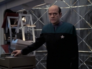 extant_StarTrek_VOY_6x24-LifeLine_03274.jpg