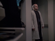 extant_StarTrek_VOY_6x24-LifeLine_03276.jpg