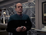 extant_StarTrek_VOY_6x24-LifeLine_03279.jpg