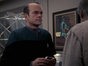 extant_StarTrek_VOY_6x24-LifeLine_03285.jpg