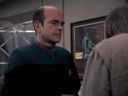 extant_StarTrek_VOY_6x24-LifeLine_03287.jpg