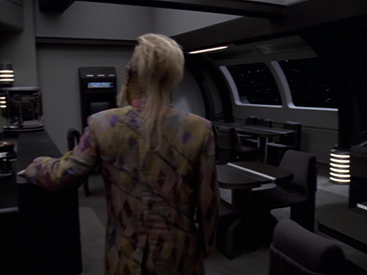 extant_StarTrek_VOY_6x25-TheHauntingOfDeckTwelve_00021.jpg