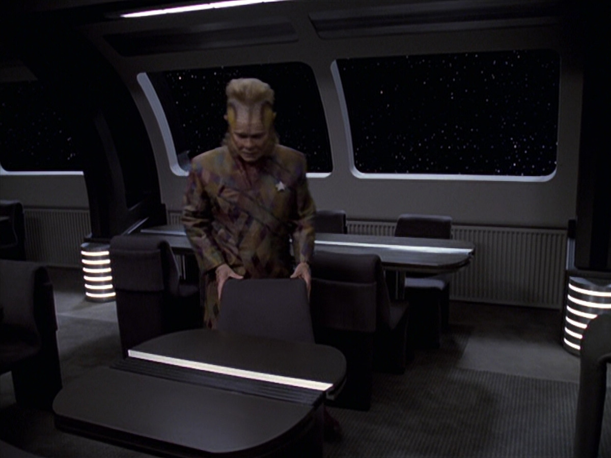 extant_StarTrek_VOY_6x25-TheHauntingOfDeckTwelve_00027.jpg