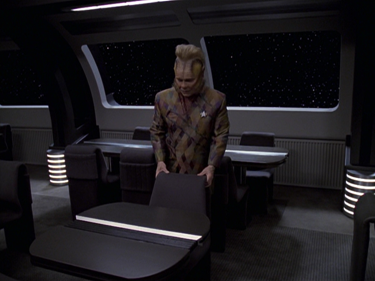 extant_StarTrek_VOY_6x25-TheHauntingOfDeckTwelve_00028.jpg
