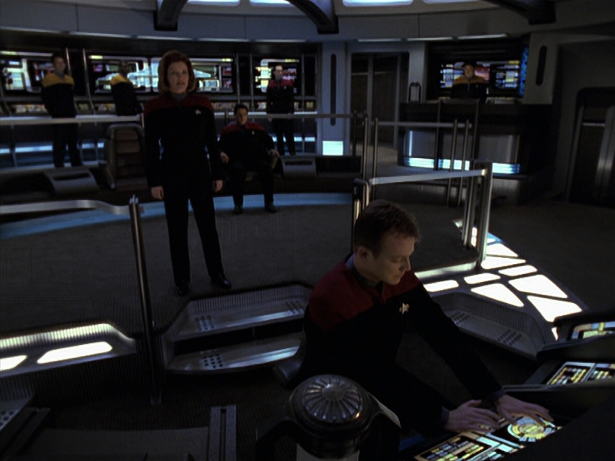 extant_StarTrek_VOY_6x25-TheHauntingOfDeckTwelve_00173.jpg