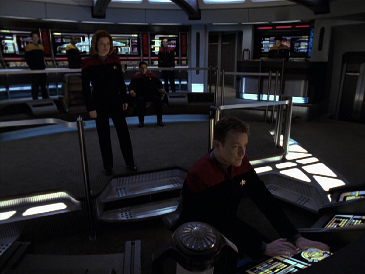 extant_StarTrek_VOY_6x25-TheHauntingOfDeckTwelve_00174.jpg
