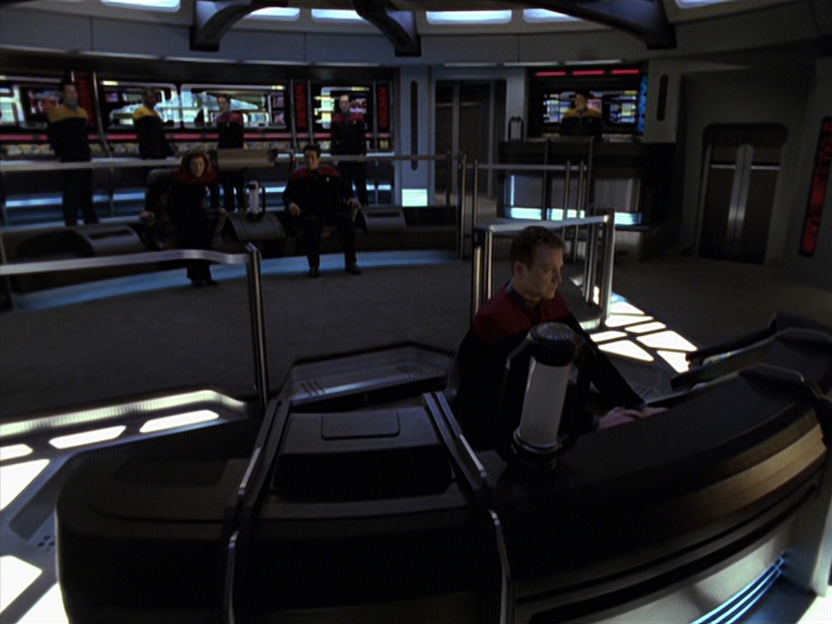 extant_StarTrek_VOY_6x25-TheHauntingOfDeckTwelve_00179.jpg