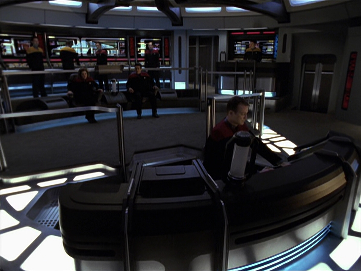 extant_StarTrek_VOY_6x25-TheHauntingOfDeckTwelve_00180.jpg