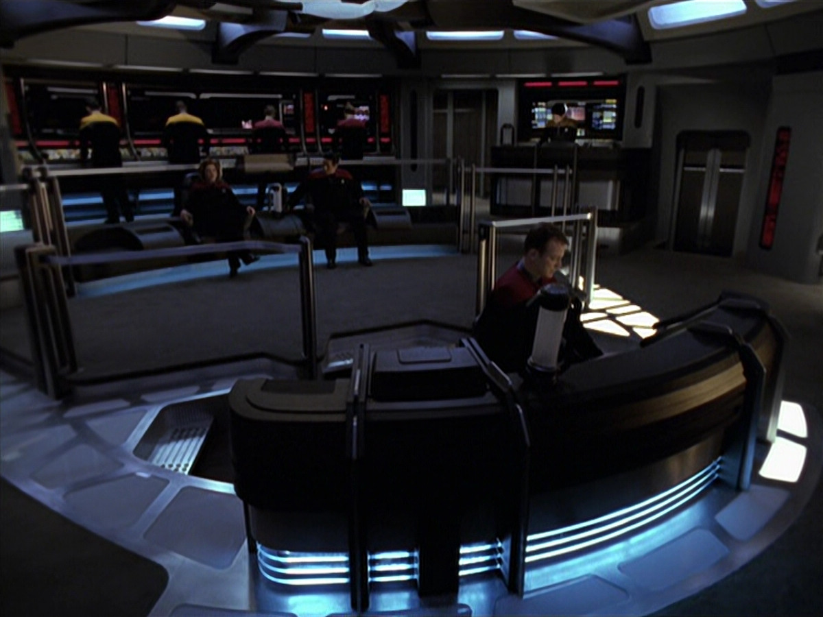 extant_StarTrek_VOY_6x25-TheHauntingOfDeckTwelve_00182.jpg