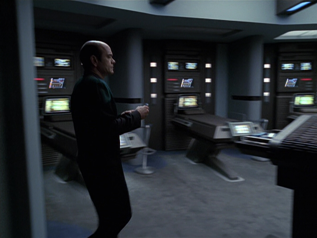 extant_StarTrek_VOY_6x25-TheHauntingOfDeckTwelve_00202.jpg