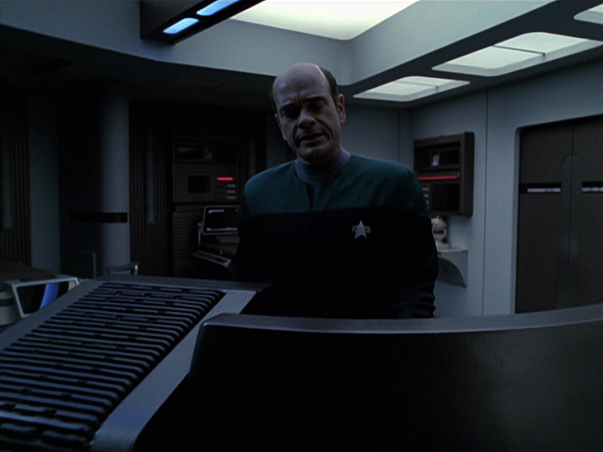 extant_StarTrek_VOY_6x25-TheHauntingOfDeckTwelve_00206.jpg