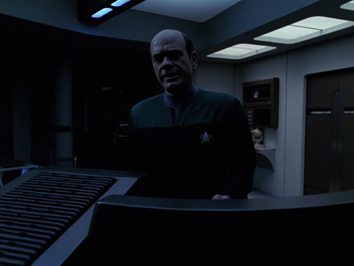 extant_StarTrek_VOY_6x25-TheHauntingOfDeckTwelve_00207.jpg