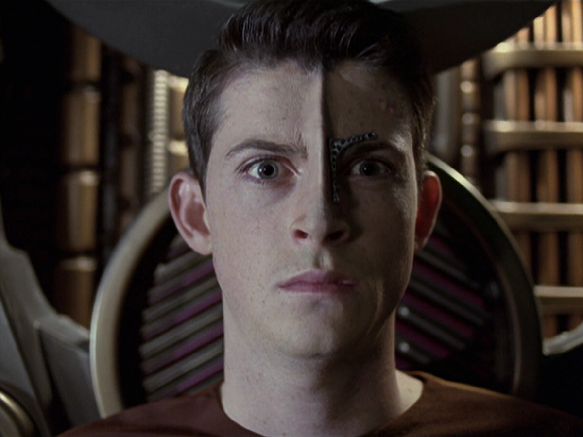 extant_StarTrek_VOY_6x25-TheHauntingOfDeckTwelve_00230.jpg