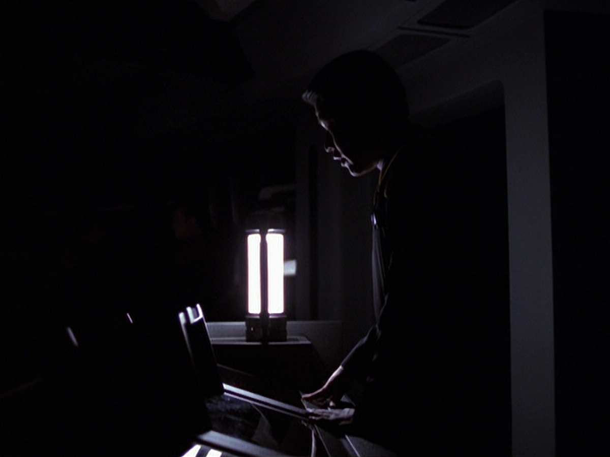 extant_StarTrek_VOY_6x25-TheHauntingOfDeckTwelve_00270.jpg
