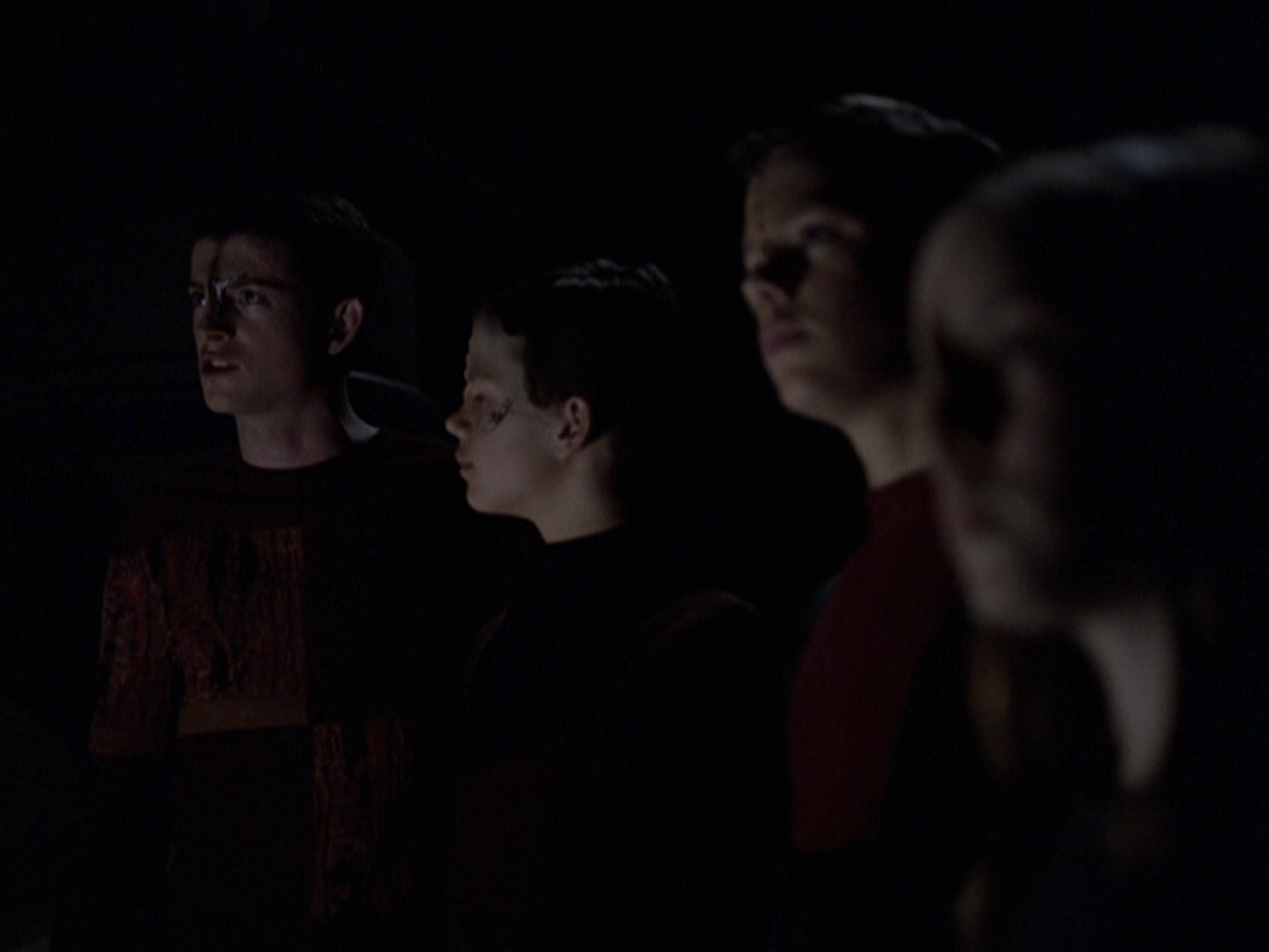 extant_StarTrek_VOY_6x25-TheHauntingOfDeckTwelve_00466.jpg