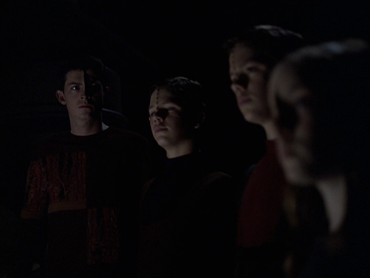extant_StarTrek_VOY_6x25-TheHauntingOfDeckTwelve_00480.jpg