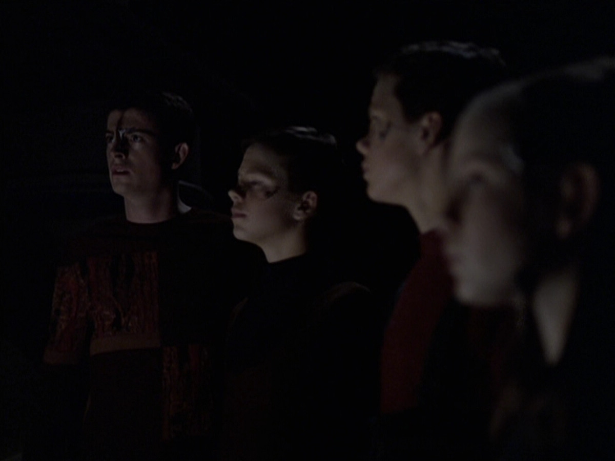 extant_StarTrek_VOY_6x25-TheHauntingOfDeckTwelve_00490.jpg