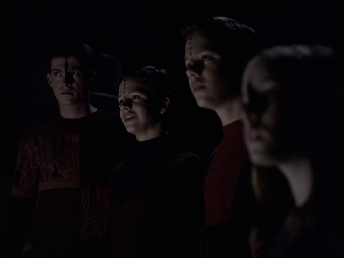extant_StarTrek_VOY_6x25-TheHauntingOfDeckTwelve_00560.jpg