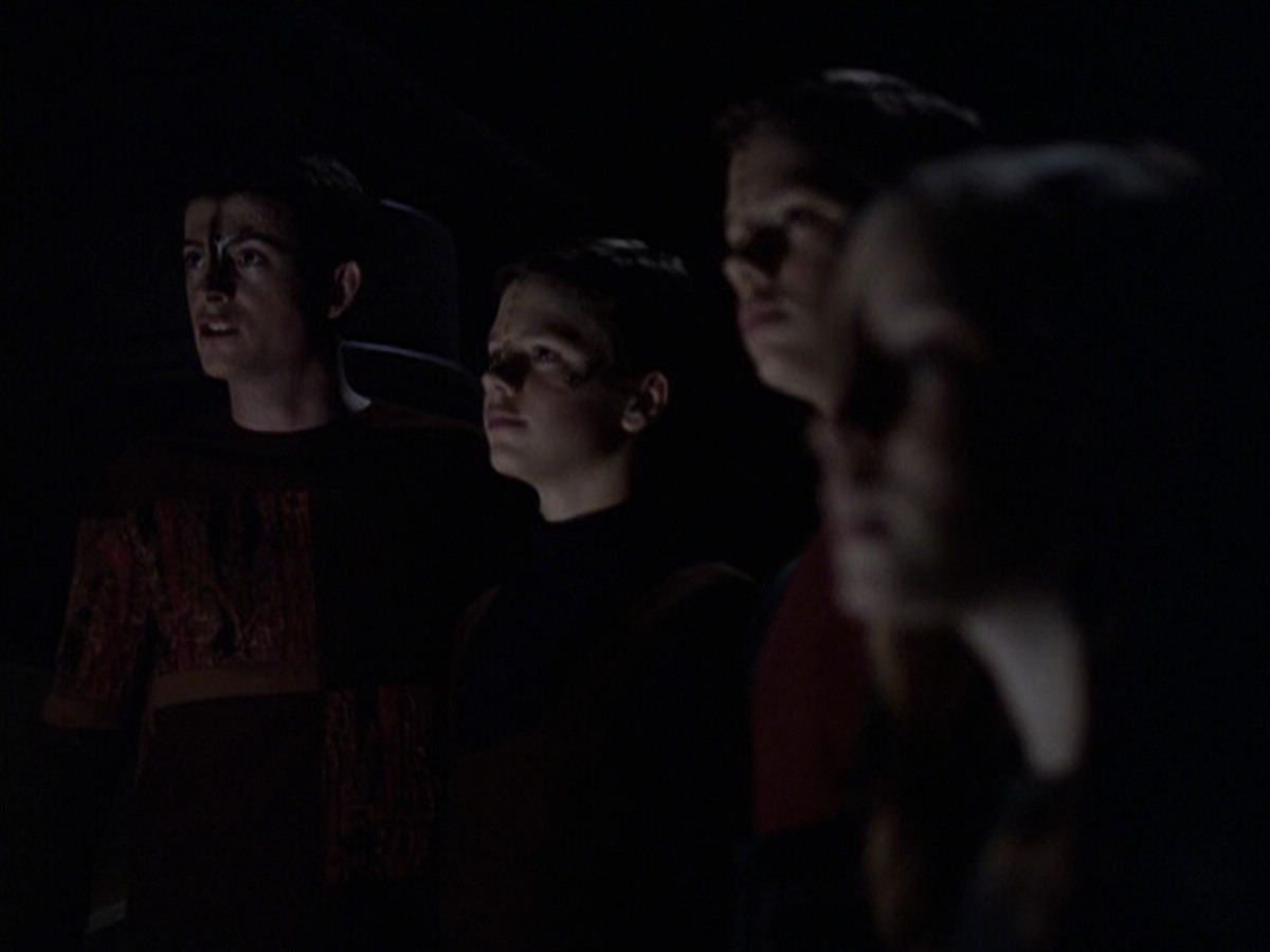 extant_StarTrek_VOY_6x25-TheHauntingOfDeckTwelve_00572.jpg