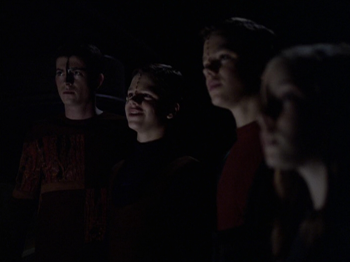extant_StarTrek_VOY_6x25-TheHauntingOfDeckTwelve_00584.jpg