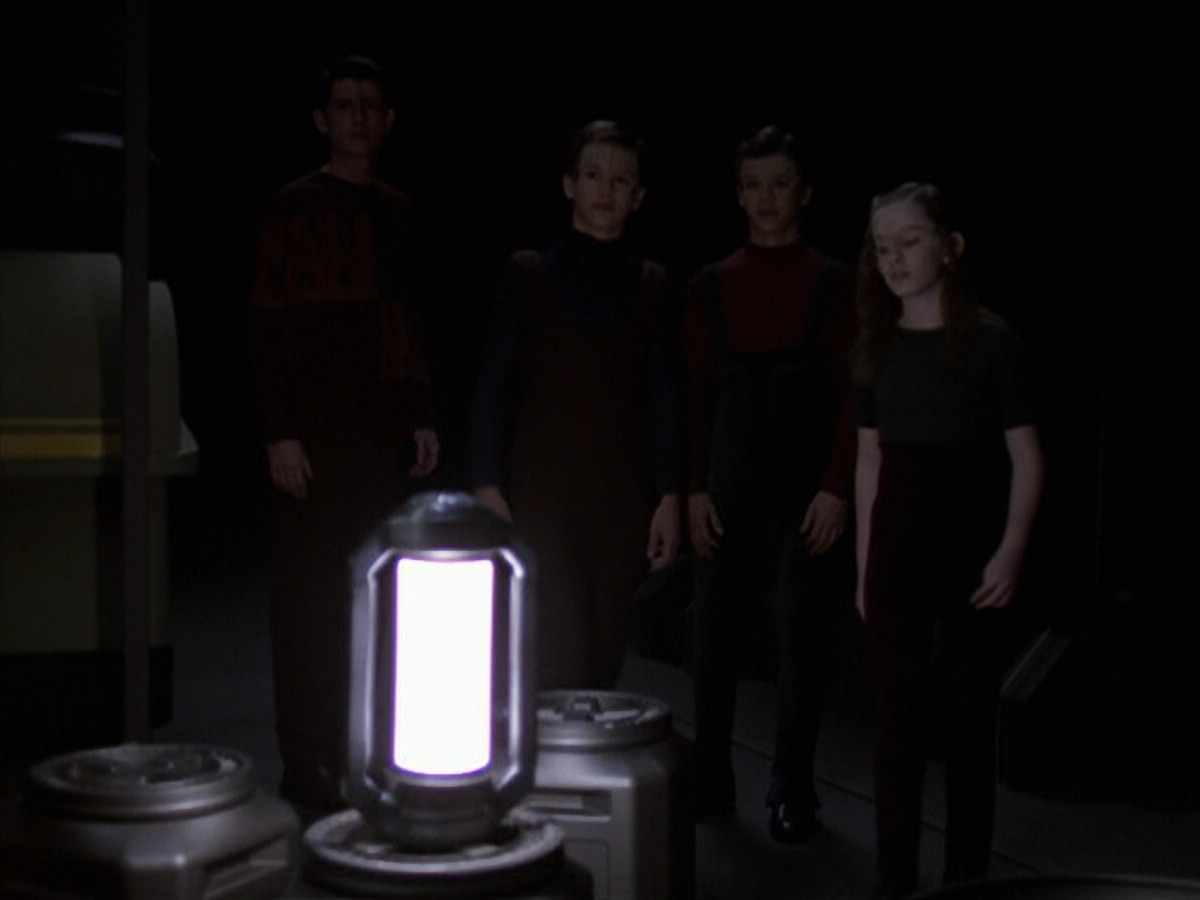 extant_StarTrek_VOY_6x25-TheHauntingOfDeckTwelve_00591.jpg