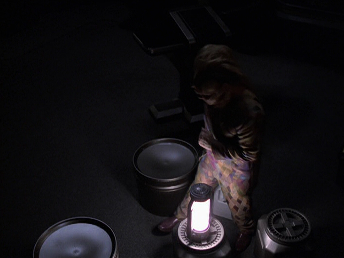 extant_StarTrek_VOY_6x25-TheHauntingOfDeckTwelve_00592.jpg