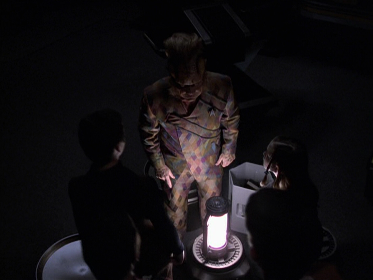 extant_StarTrek_VOY_6x25-TheHauntingOfDeckTwelve_00596.jpg