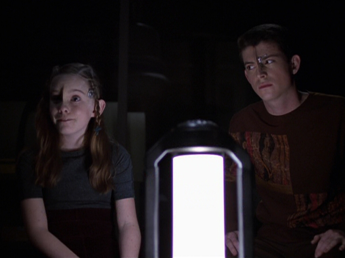 extant_StarTrek_VOY_6x25-TheHauntingOfDeckTwelve_00602.jpg
