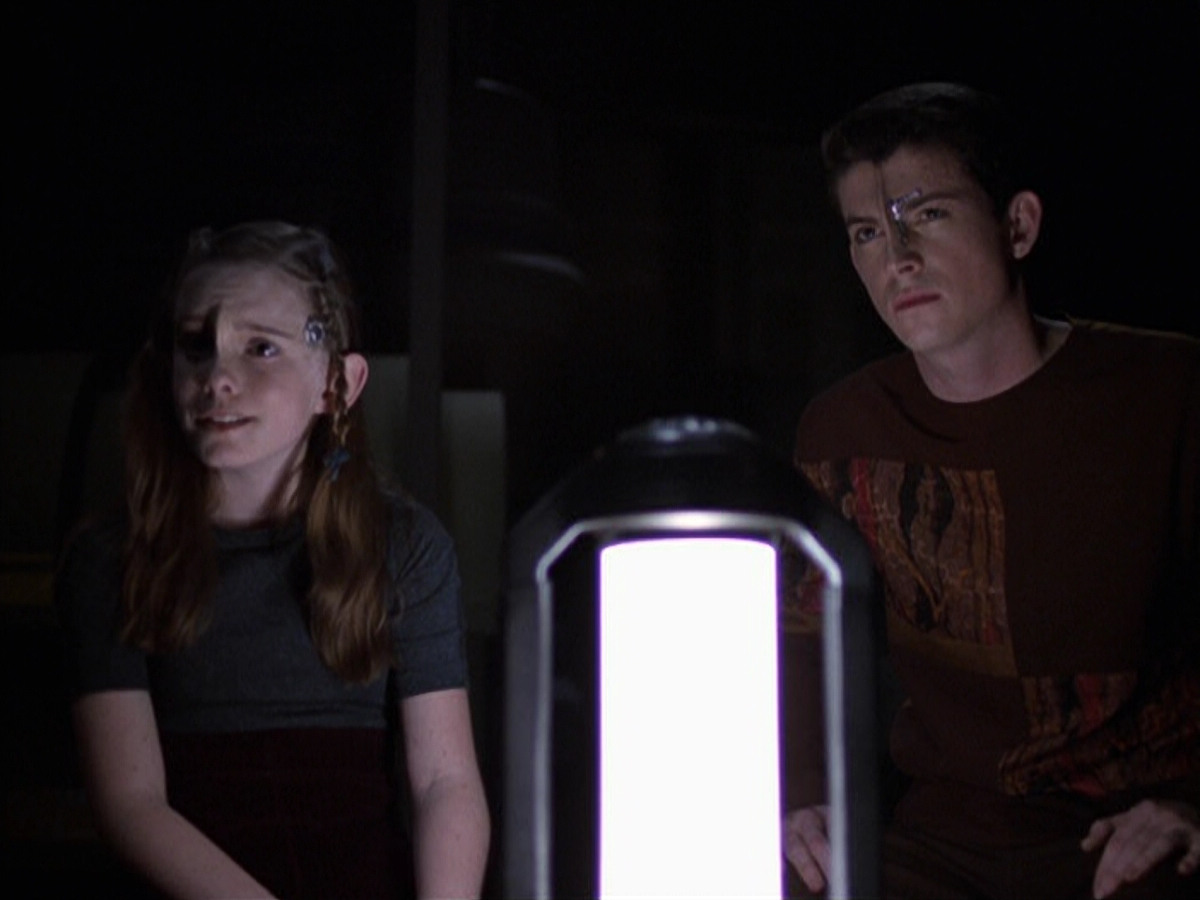 extant_StarTrek_VOY_6x25-TheHauntingOfDeckTwelve_00603.jpg