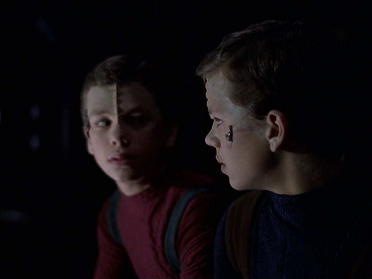 extant_StarTrek_VOY_6x25-TheHauntingOfDeckTwelve_00617.jpg