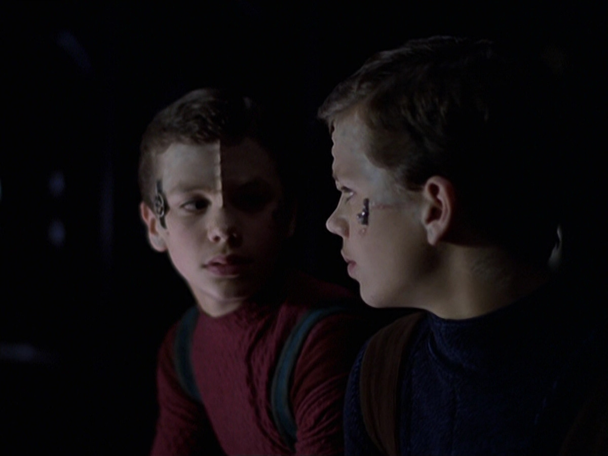 extant_StarTrek_VOY_6x25-TheHauntingOfDeckTwelve_00618.jpg