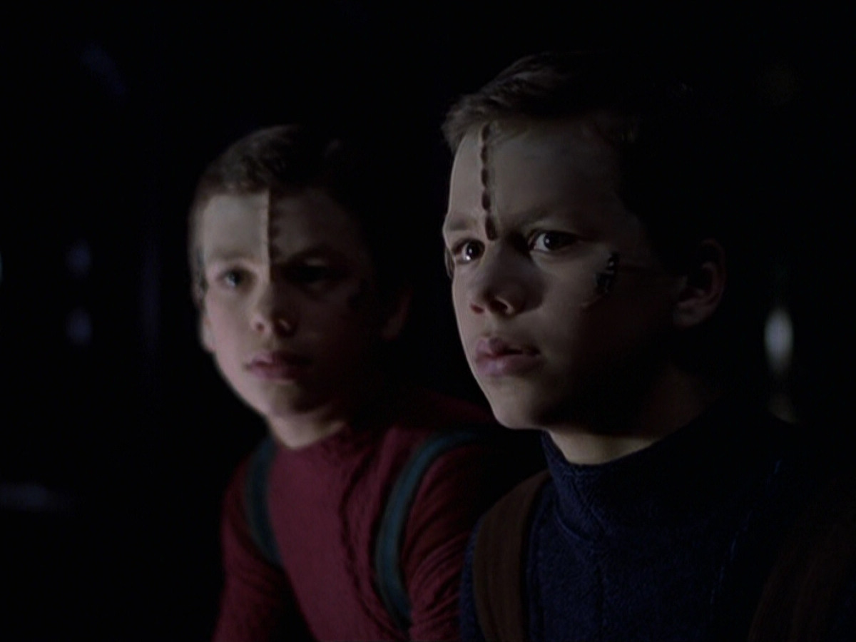 extant_StarTrek_VOY_6x25-TheHauntingOfDeckTwelve_00619.jpg