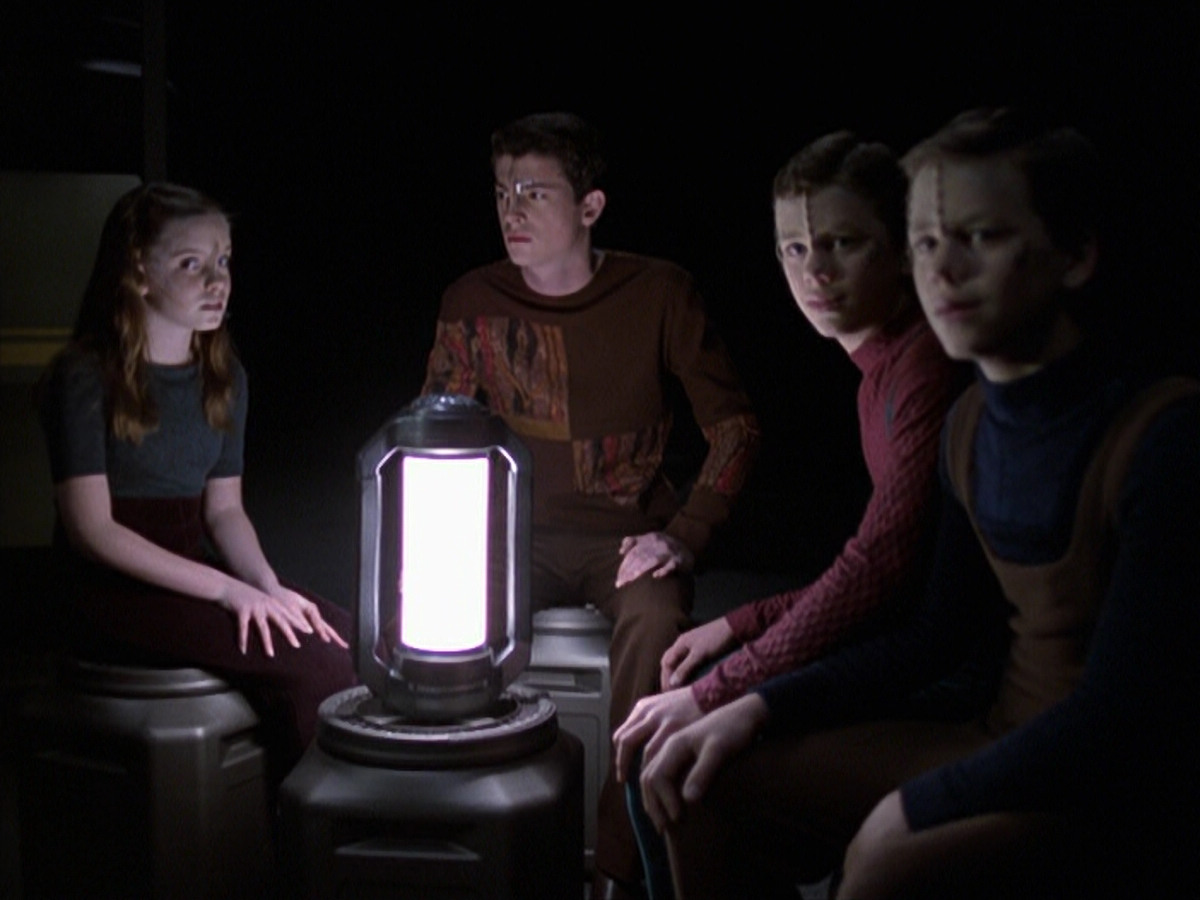 extant_StarTrek_VOY_6x25-TheHauntingOfDeckTwelve_00628.jpg