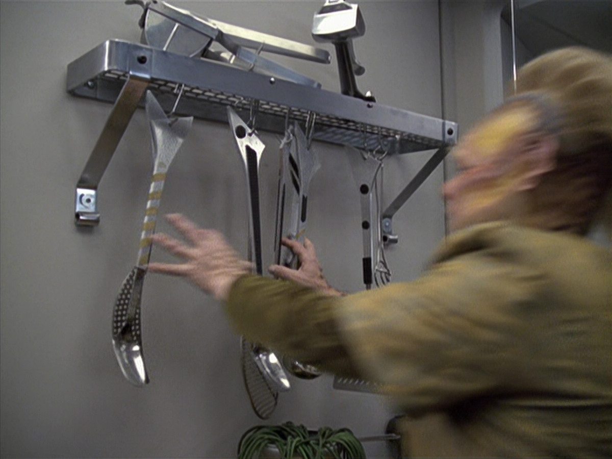 extant_StarTrek_VOY_6x25-TheHauntingOfDeckTwelve_00640.jpg