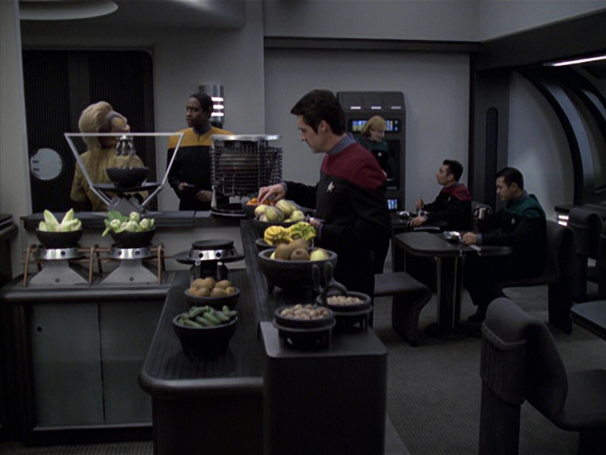 extant_StarTrek_VOY_6x25-TheHauntingOfDeckTwelve_00655.jpg