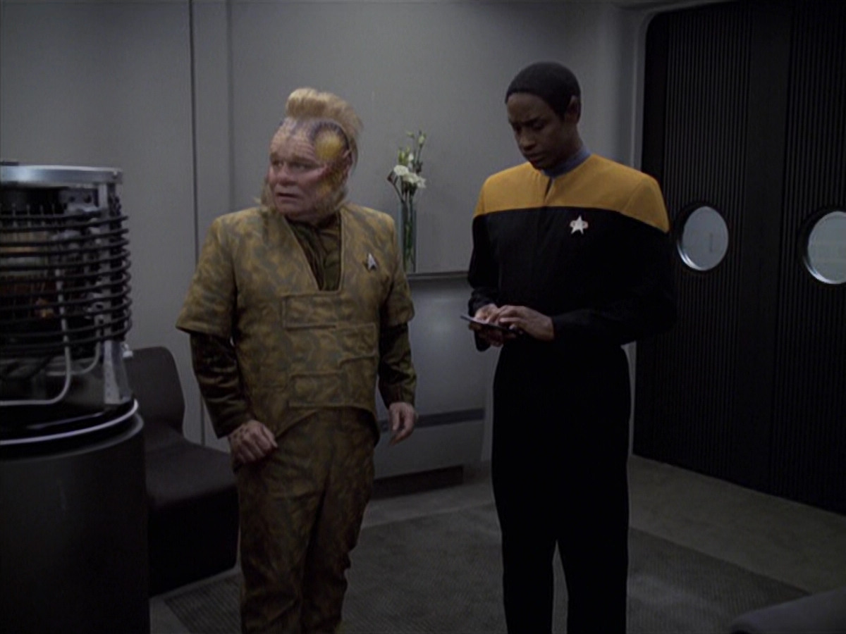 extant_StarTrek_VOY_6x25-TheHauntingOfDeckTwelve_00659.jpg