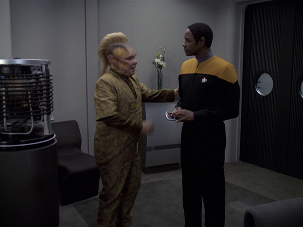 extant_StarTrek_VOY_6x25-TheHauntingOfDeckTwelve_00662.jpg