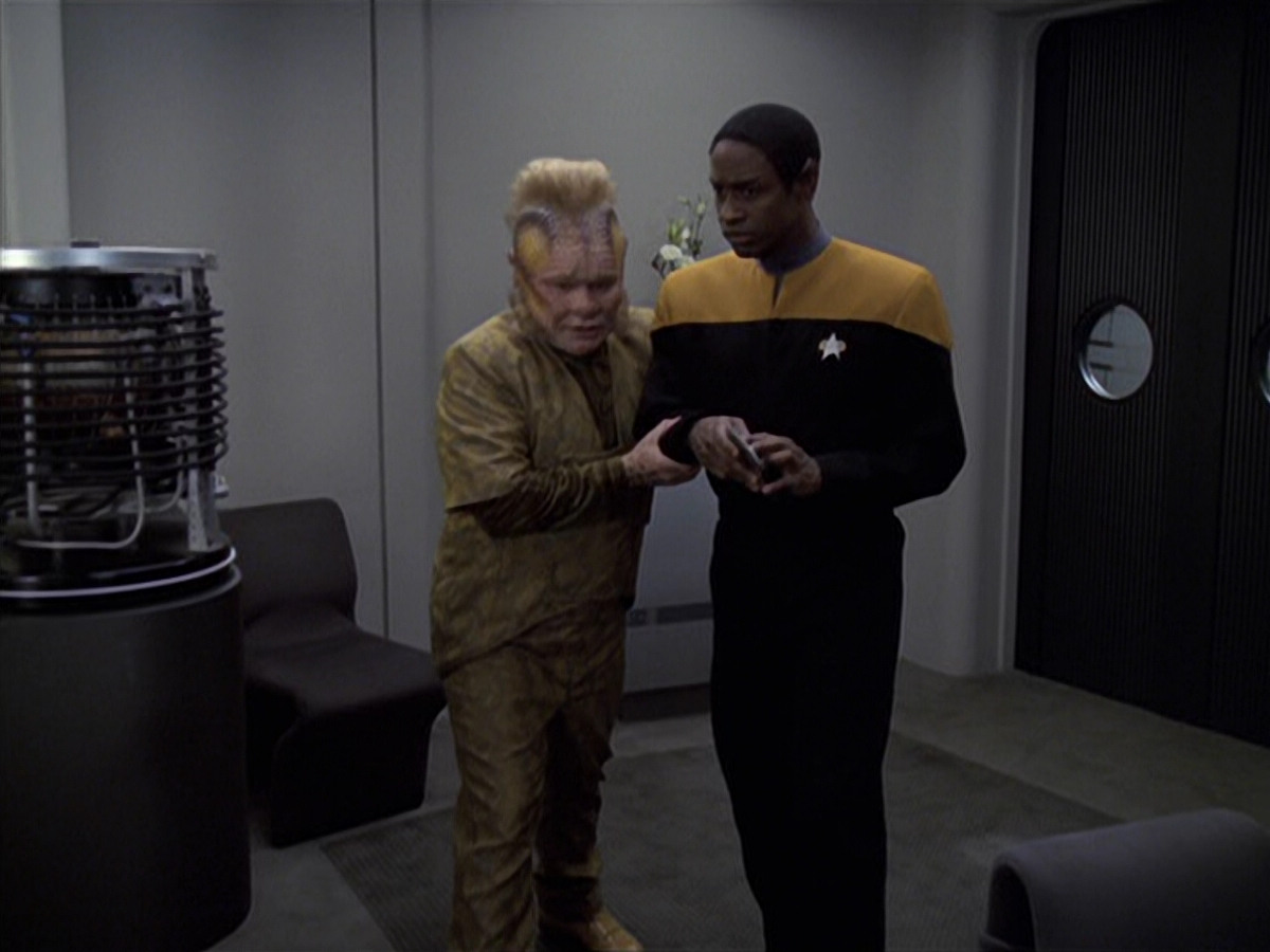 extant_StarTrek_VOY_6x25-TheHauntingOfDeckTwelve_00663.jpg