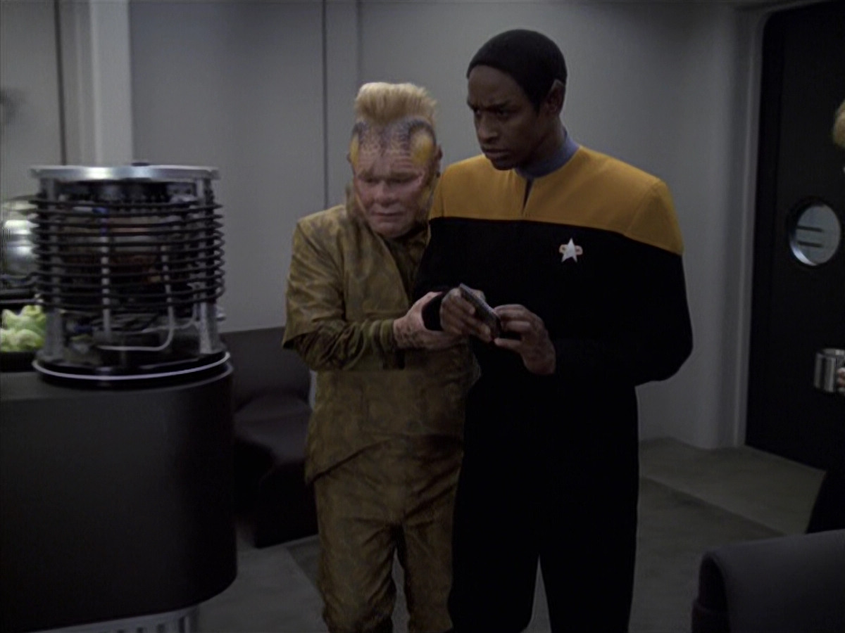 extant_StarTrek_VOY_6x25-TheHauntingOfDeckTwelve_00664.jpg
