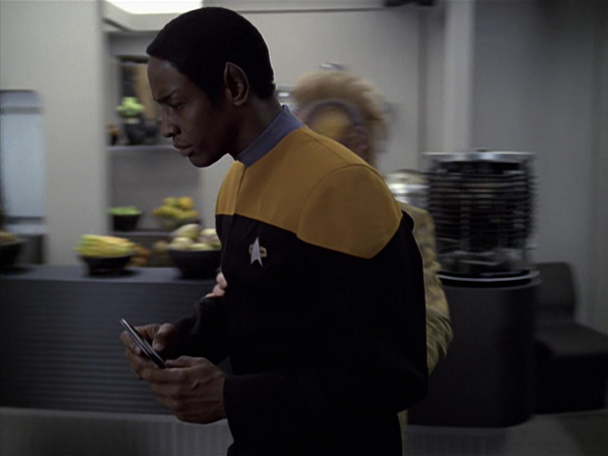 extant_StarTrek_VOY_6x25-TheHauntingOfDeckTwelve_00666.jpg